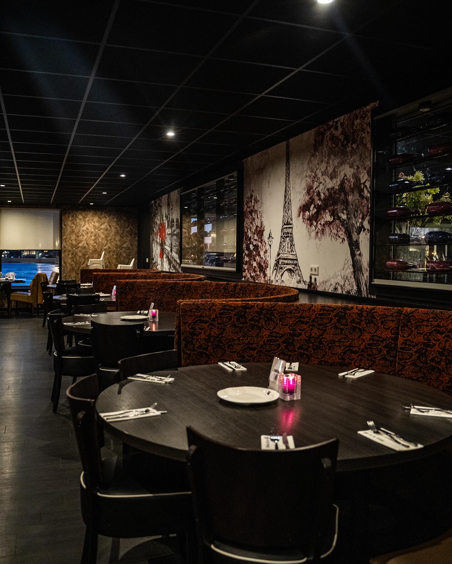 Gezellige ronde tafel met zitbank in het restaurant