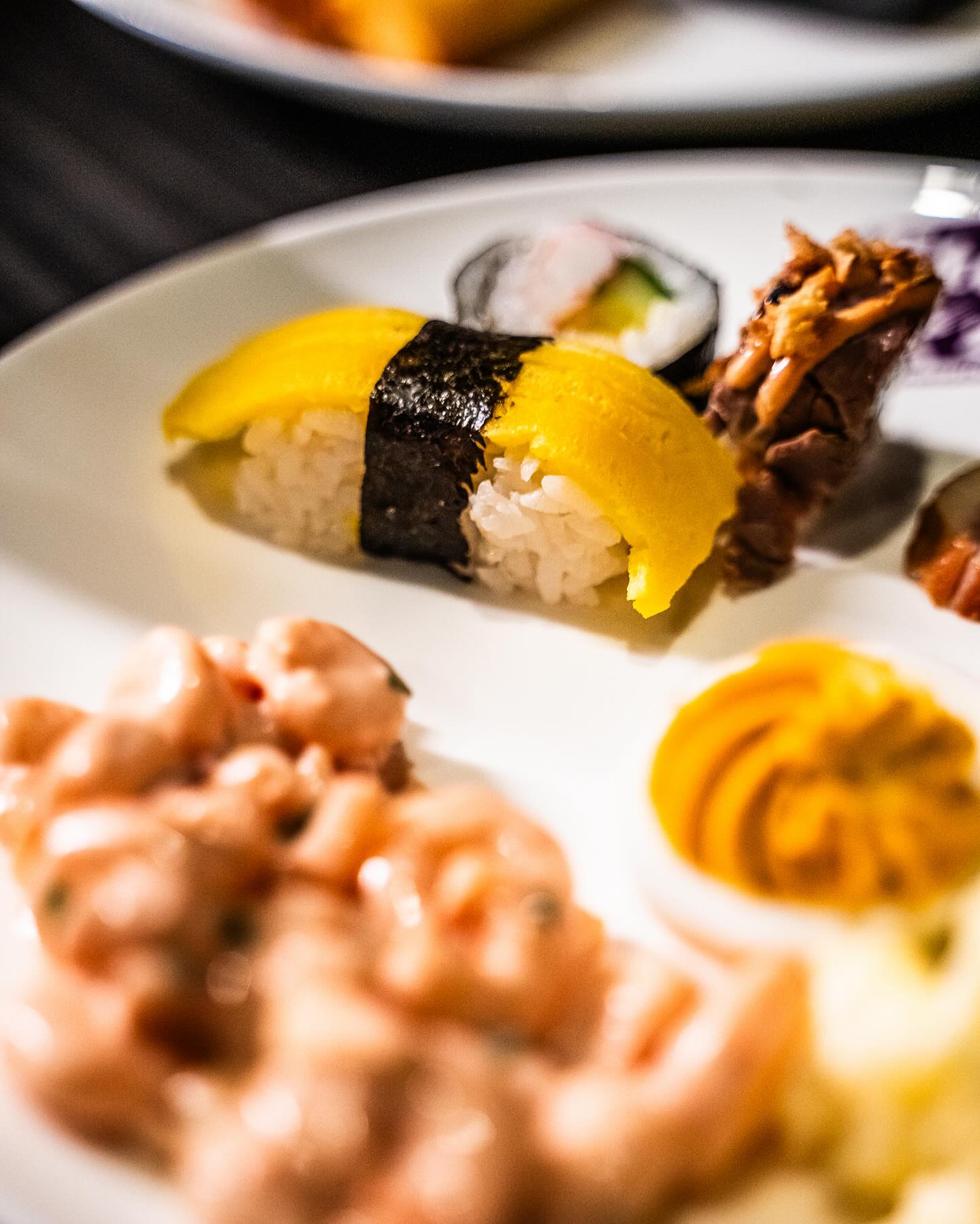 Sushi en andere gerechten van het buffet